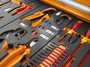Ferramentas Weidmuller organizadas em uma caixa de ferramentas. Imagem colocada para efeito visual das ferramentas da marca.